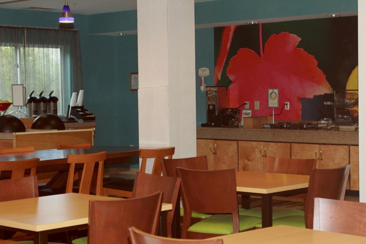 Fairfield Inn & Suites By Marriott Фэрмонт Экстерьер фото
