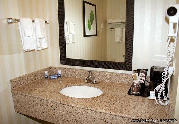 Fairfield Inn & Suites By Marriott Фэрмонт Номер фото