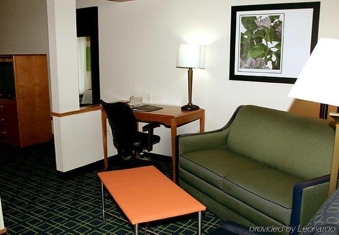 Fairfield Inn & Suites By Marriott Фэрмонт Номер фото