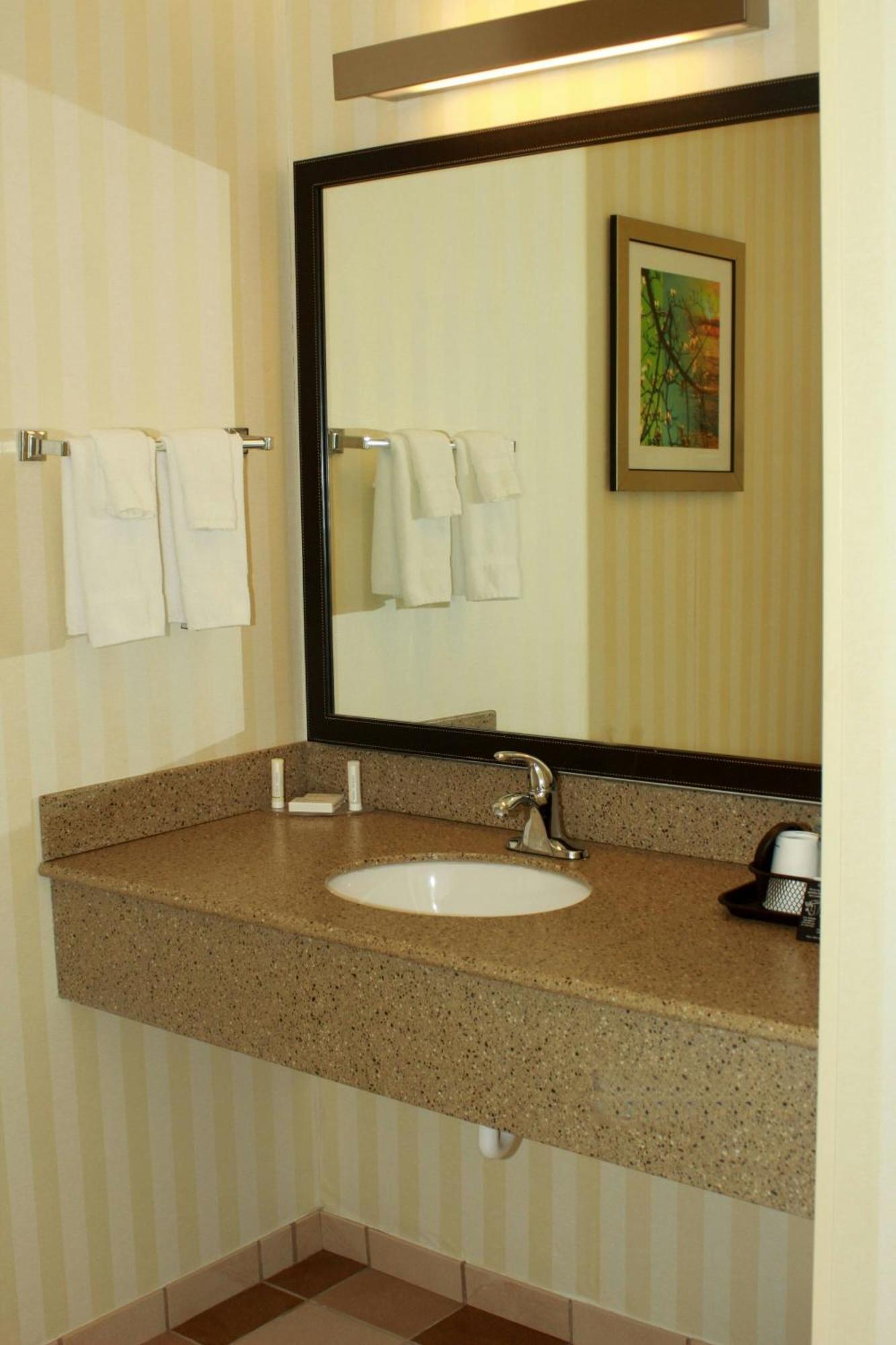 Fairfield Inn & Suites By Marriott Фэрмонт Экстерьер фото