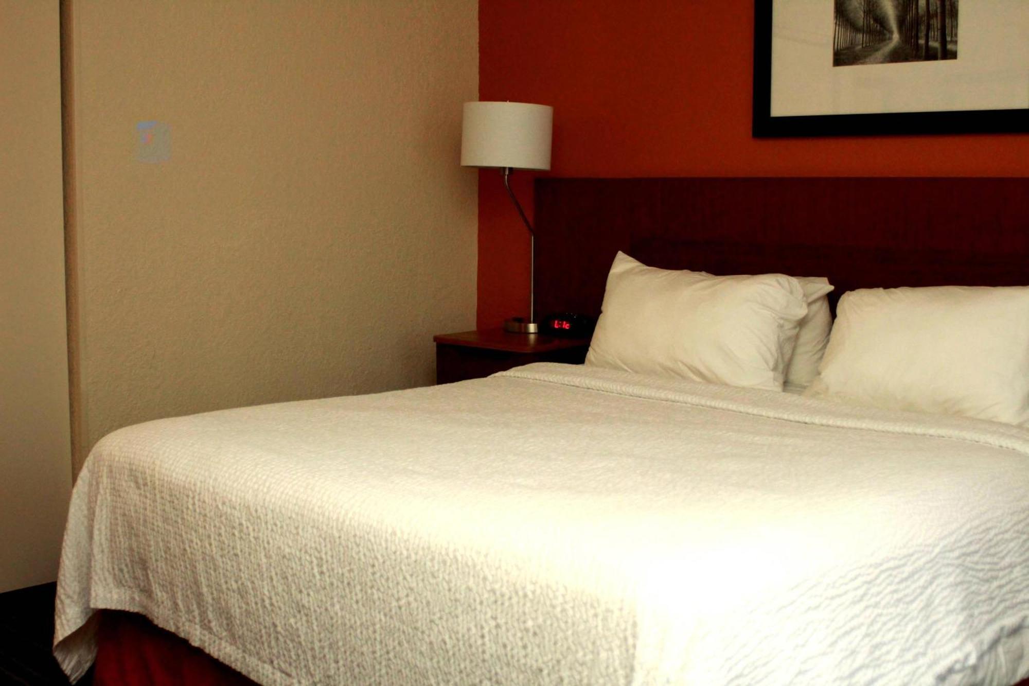 Fairfield Inn & Suites By Marriott Фэрмонт Экстерьер фото